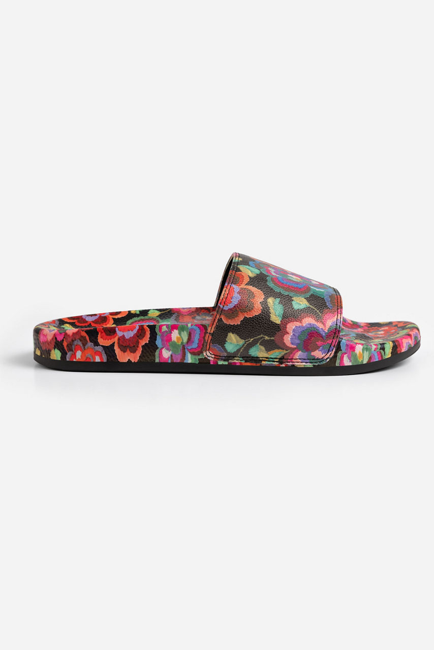 CALANTHE POOL SLIDE
